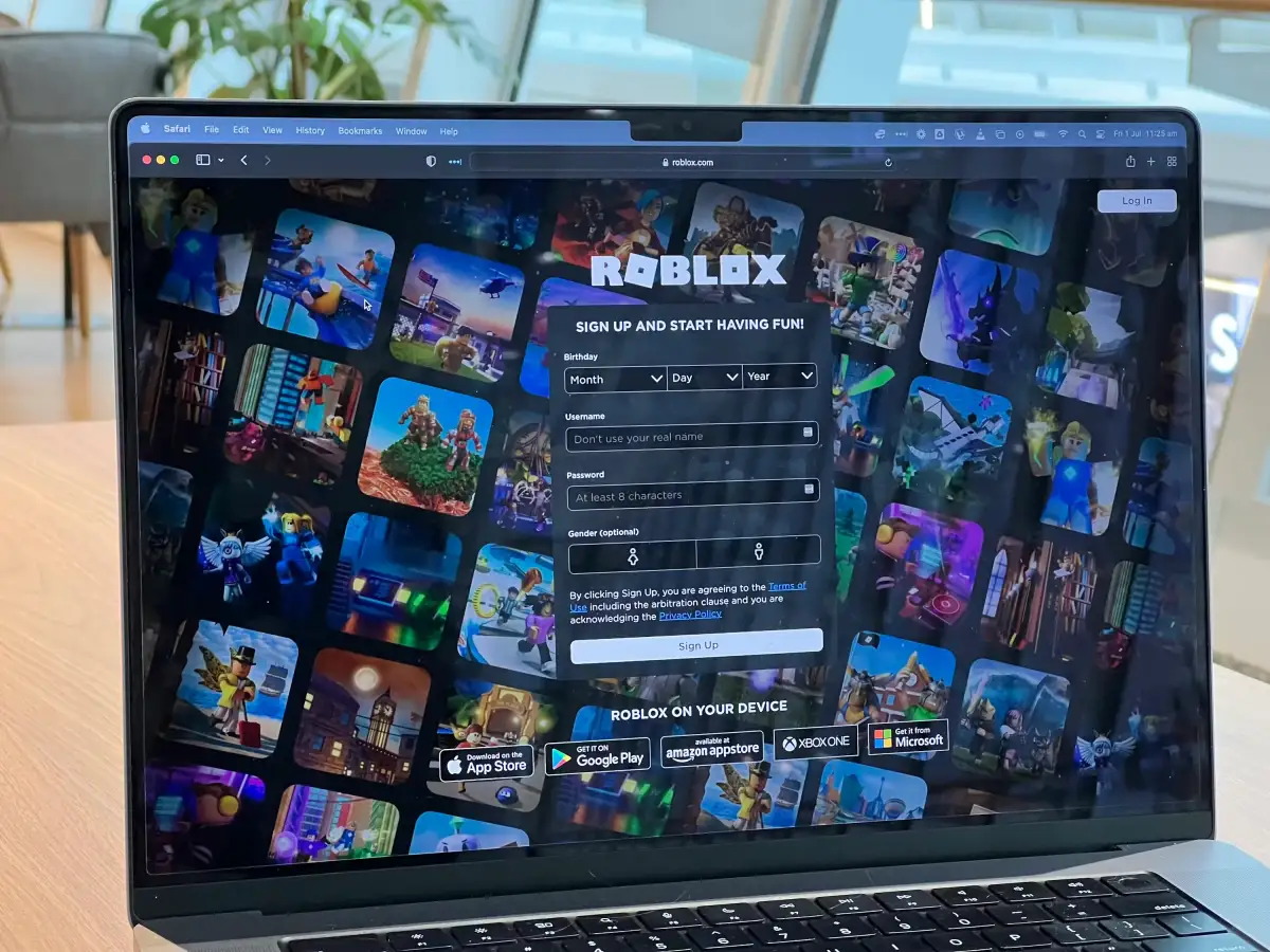 Race for Eggs on the Roblox platform, browsed on a laptop